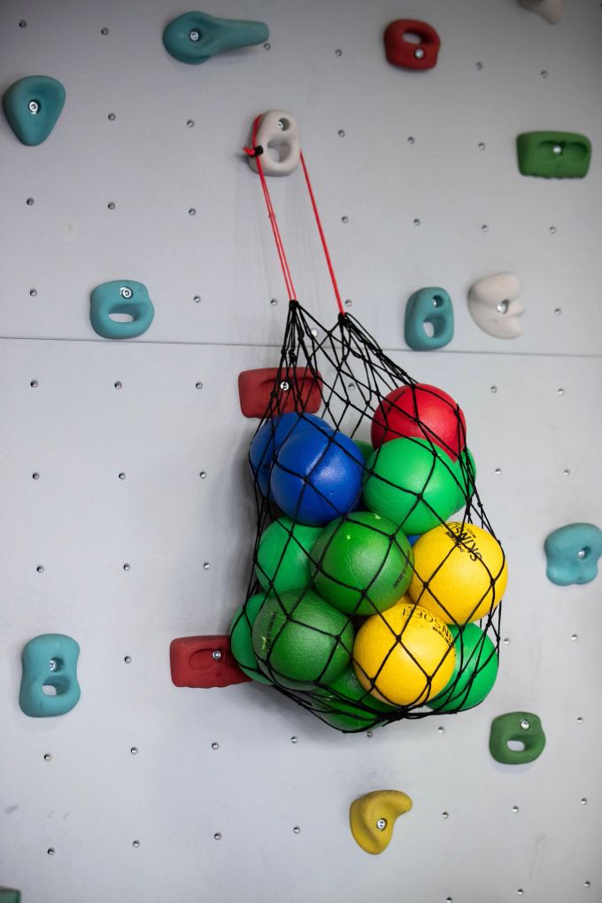 Der tägliche Sack mit den Energieperlen: Bilder wie dieses helfen dabei, sich die eigenen Ressourcen konkreter vor Augen zu führen. Bouldern Wand bunt Sack Bälle