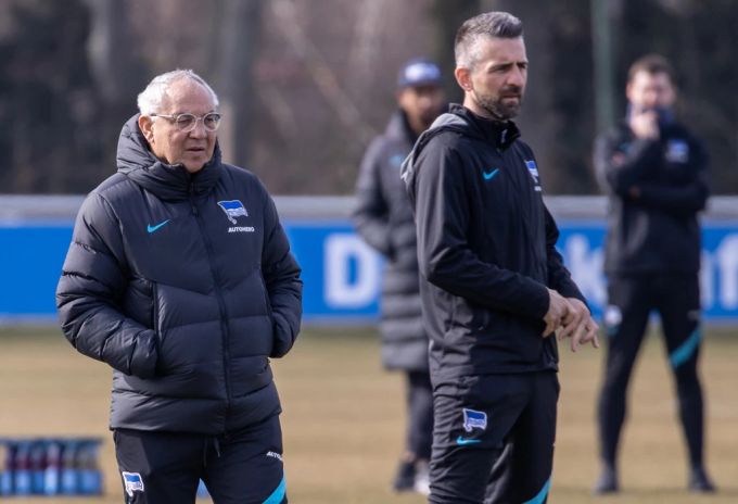 Felix Magath (l) setzt auch bei Hertha Berlin auf Disziplin. Hertha Berlin Felix Magath