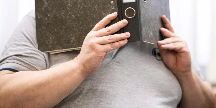 Der inzwischen rechtskräftig Verurteilte zu Beginn des Prozesses im August 2020 in Essen. Nach Überzeugung der Richter hatte der bullige Mann seine Ex-Freundin umgebracht, weil er sich nicht damit abfinden konnte, dass sie sich von ihm getrennt hatte. Foto: Marcel Kusch/dpa