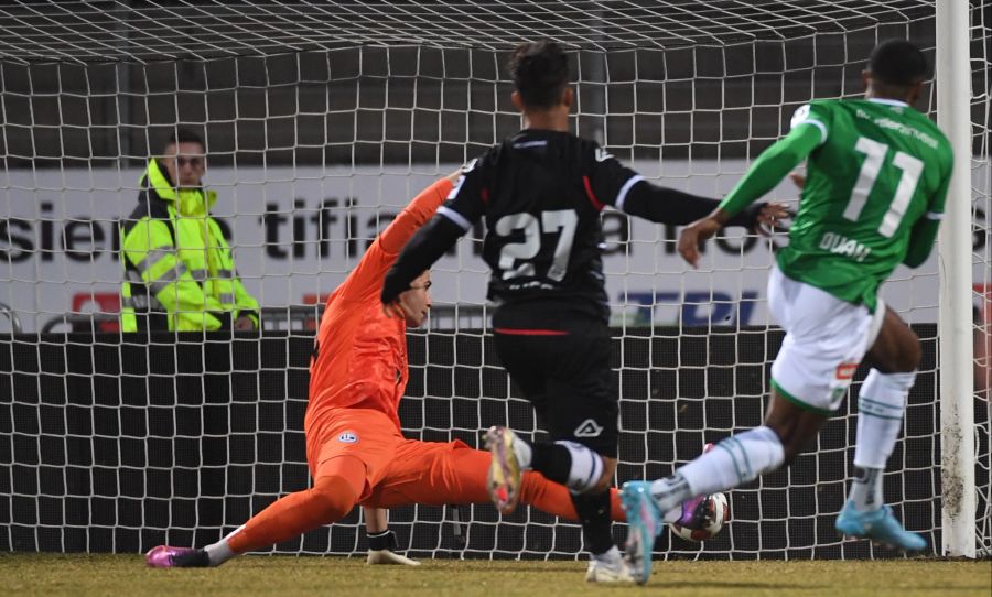 Kwadwo Duah vom FC St. Gallen schiebt zum 1:0 ein.