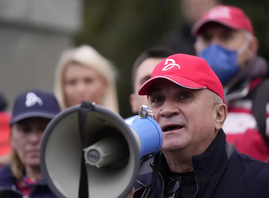 Srdjan Djokovic, Vater von Novak Djokovic, bei einem Protest in Belgrad am Donnerstag.