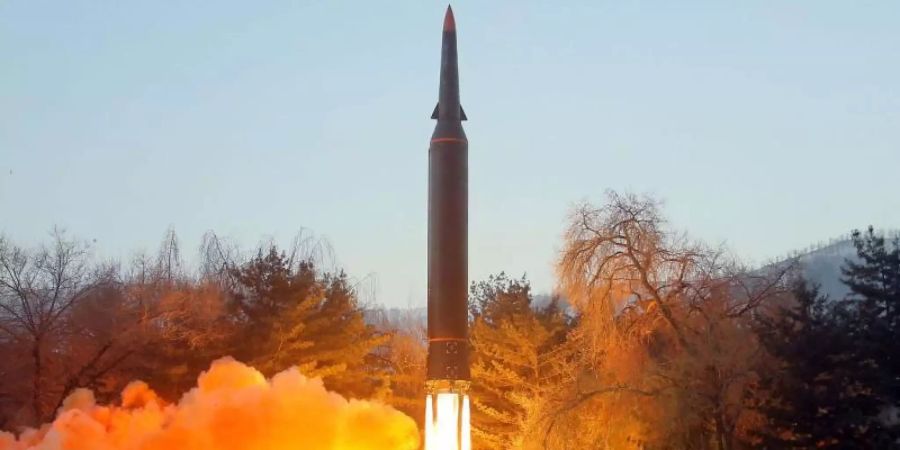 Testabschuss einer Hyperschallrakete durch die Koreanische Akademie für Verteidigungswissenschaften. (Das Bild wurde von der staatlichen nordkoreanischen Nachrichtenagentur KCNA zur Verfügung gestellt. Sein Inhalt kann nicht eindeutig verifiziert werden.). Foto: -/KCNA/dpa