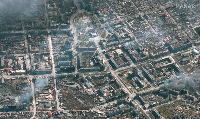 Dieses Satellitenbild aus dem Ukraine-Krieg zeigt Zerstörungen in der Stadt Mariupol am 21. März 2022. Ukraine Krieg