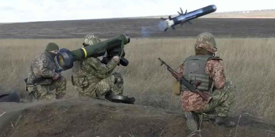 Das vom ukrainischen Verteidigungsministerium veröffentlichte Foto zeigt ukrainische Soldaten, die während einer Übung eine Rakete abfeuern. Foto: Uncredited/Ukrainian Defense Ministry Press Service/AP/dpa