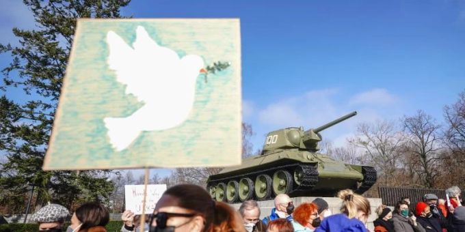 Menschen demonstrieren gegen die russische Invasion der Ukraine an der Gedenkstätte für die getöteten sowjetischen Soldaten im Zweiten Weltkrieg. Foto: Kay Nietfeld/dpa Menschen demonstrieren gegen die russische Invasion der Ukraine an der Gedenkstätte für die getöteten sowjetischen Soldaten im Zweiten Weltkrieg. Foto: Kay Nietfeld/dpa