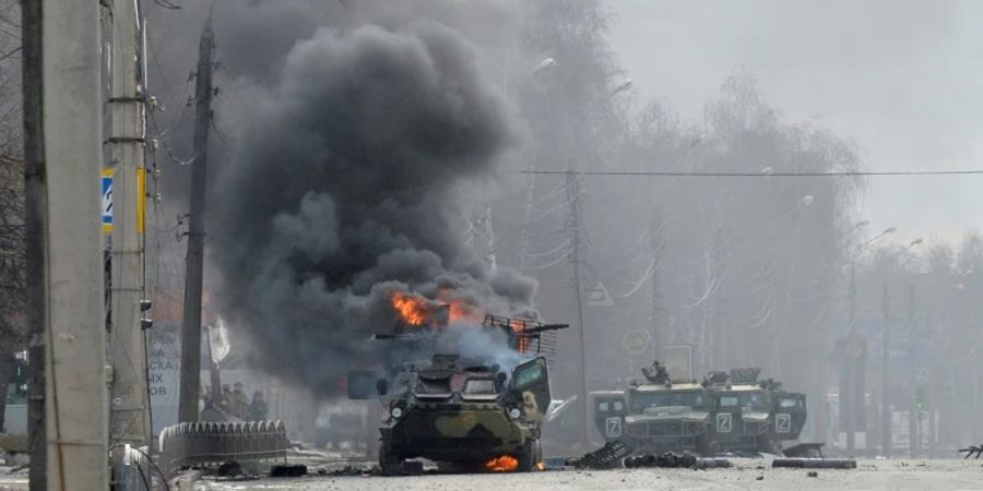 Brennendes russisches Panzerfahrzeug in Charkiw