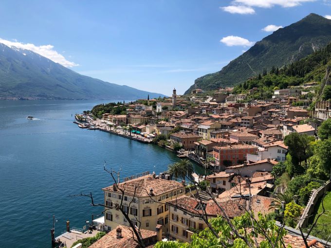Das kleine Städtchen Limone liegt am nordwestlichen Ufer des Gardasees – mit typisch italienischem Flair. Tui Sommerferien Gardasee