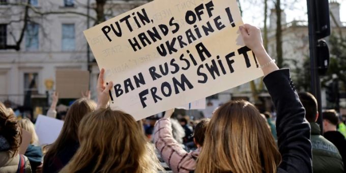 Proteste gegen Russlands Einmarsch in die Ukraine Proteste gegen Russlands Einmarsch in die Ukraine