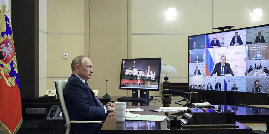 HANDOUT - Wladimir Putin, Präsident von Russland, nimmt an einer Sitzung mit Spitzenbeamten per Videokonferenz teilnimmt. Nach russischen Angaben hält die Ukraine 68 Schiffe in Schwarzmeer-Häfen fest. Foto: Mikhail Klimentyev/Pool Sputnik Kremlin/AP/dpa - ACHTUNG: Nur zur redaktionellen Verwendung im Zusammenhang mit der aktuellen Berichterstattung und nur mit vollständiger Nennung des vorstehenden Credits