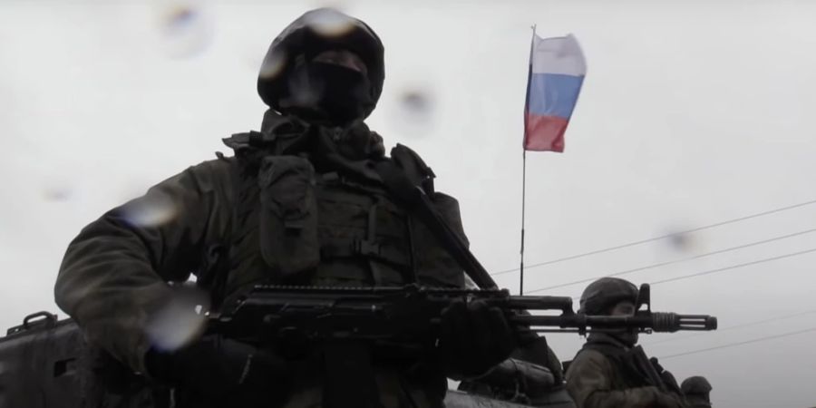 Viele Russen sind enttäuscht, dass der Krieg so lange dauert. Im Bild: Ein russischer Soldat vor einer russischen Flagge in der Separatistenregion Donezk. (Archiv)