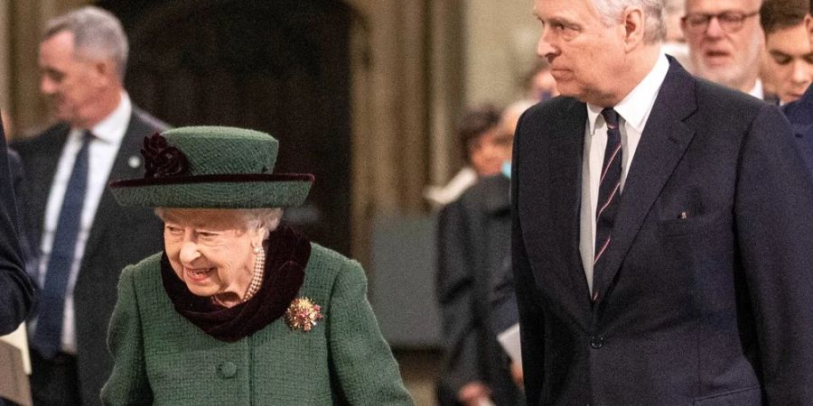 Prinz Andrew beim Gedenkgottesdienst für seinen Vater an der Seite der Queen.