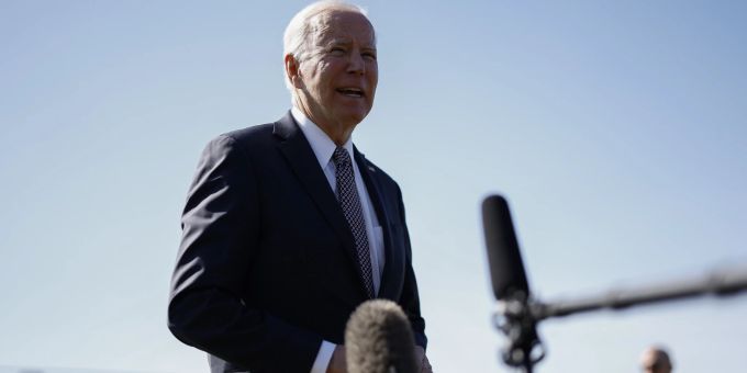 Joe Biden bezeichnet Putin in seiner Rede als «Kriegsverbrecher» und will ihn wegen der Kriegsverbrechen vor Gericht stellen. Biden