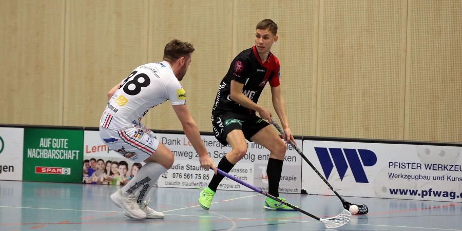 Damian Pliska (rechts) im Element für den Unihockey Limmattal. – Urdorf