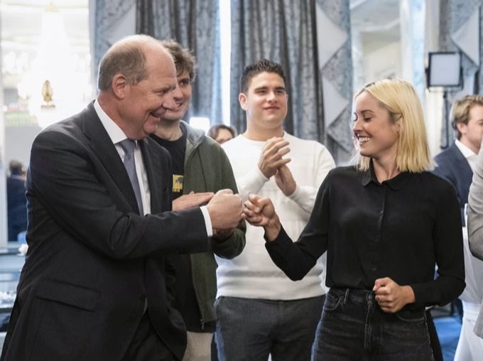Fäustchen wird bleiben: Arbeitgeber-Präsident Valentin Vogt feiert mit Laura Zimmermann, Co-Praesidentin Operation Libero, das Nein zur Begrenzungsinitiative, am Sonntag, 27. September 2020, im Hotel Schweizerhof in Bern. Valentin Vogt Fäustchen