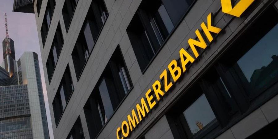 Mit einem Jahresüberschuss von 430 Millionen Euro hat die Commerzbank die Erwartungen übertroffen. Foto: Sebastian Christoph Gollnow/dpa