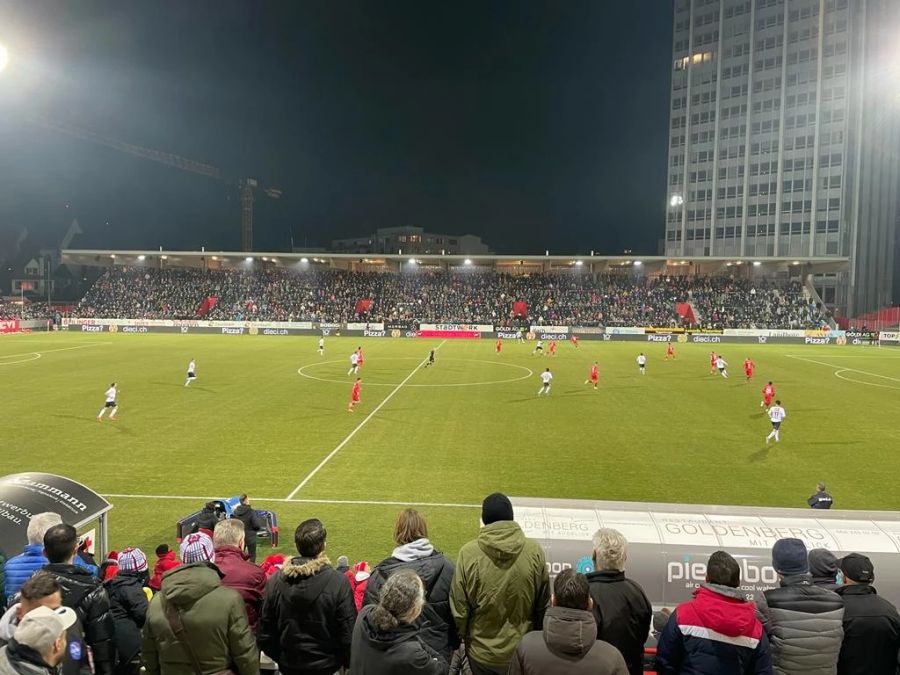 Die Tribünen in Winterthur sind prall gefüllt.