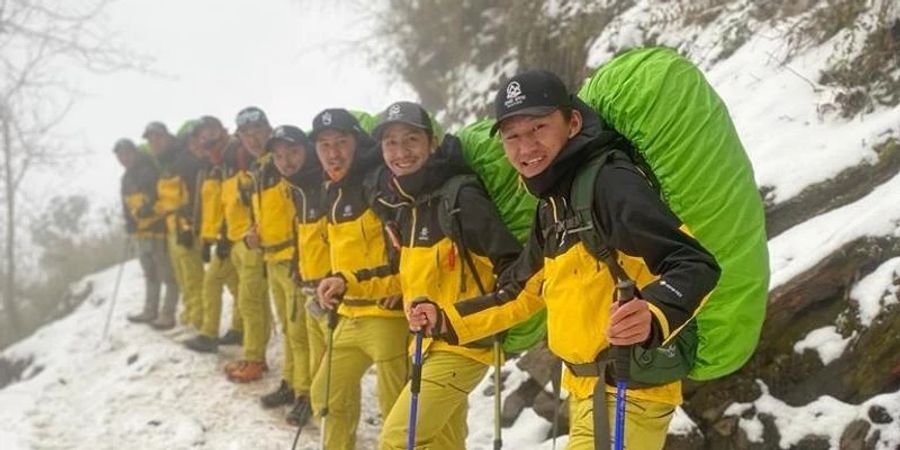 Die Sherpas hoffen, eine neue Route auf den Achttausender zu finden. Ihre Mission mussten sie wetterbedingt aber vorerst abbrechen. Foto: Lakpadendi Sherpa/-/dpa/Archiv