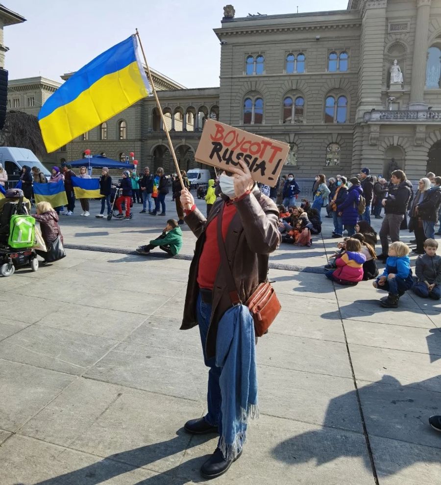 Ein Demonstrant auf dem Bundesplatz in Bern an der Friedensdemo vom 12. März 2022.