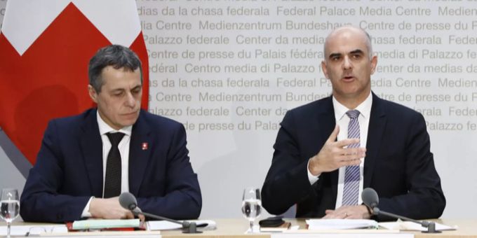 Bundespräsident Ignazio Cassis und Gesundheitsminister Alain Berset an einer Pressekonferenz im Dezember 2018. Bundesrat Coronavirus