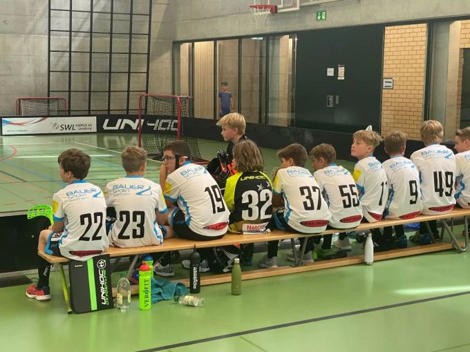 Die Ruhe vor dem Sturm: Das C1 wartet auf den Spielbeginn gegen Lok Reinach. UHC Lenzburg