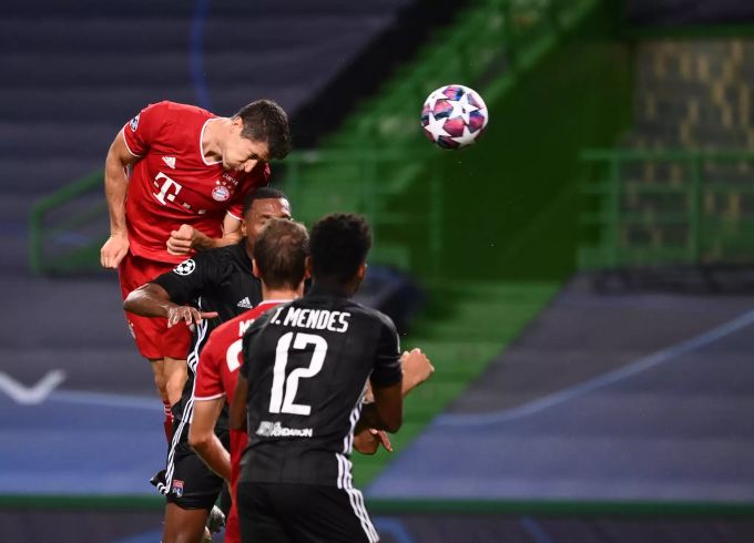 Robert Lewandowski trifft per Kopf zum 3:0-Endstand für Bayern München gegen Olympique Lyon. Robert Lewandowski Bayern München