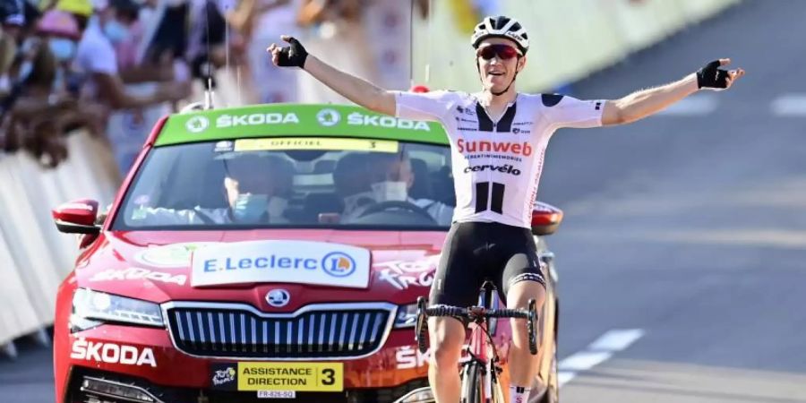 Sören Kragh Andersen jubelt über seinen zweiten Etappensieg bei der Tour de France. Foto: Pool/BELGA/dpa