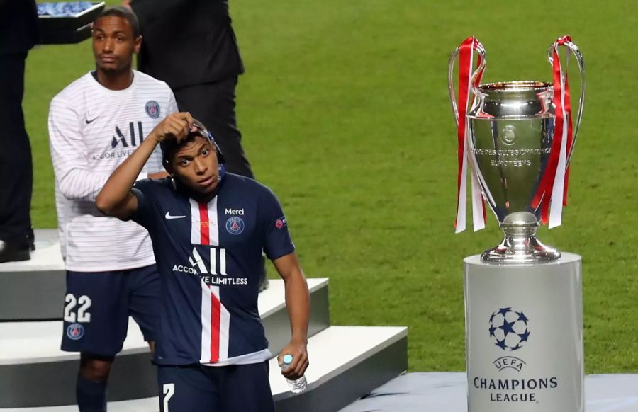 Kylian Mbappé läuft nach dem verlorenen Champions-League-Final am Pokal vorbei.