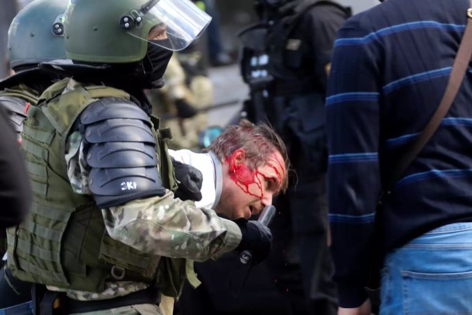Bereitschaftspolizisten verhaften einen verletzten Demonstranten bei einem Protest der Opposition. Proteste in Belarus