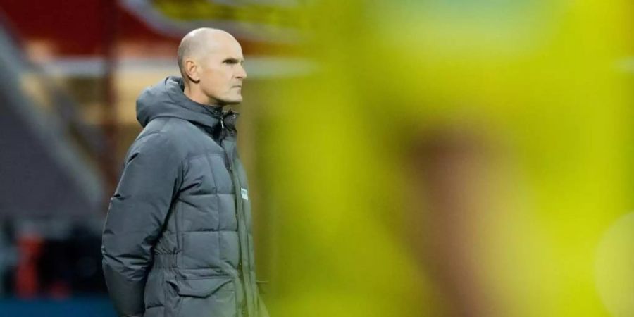 Augsburgs Trainer Heiko Herrlich steht an der Seitenlinie. Foto: Rolf Vennenbernd/dpa