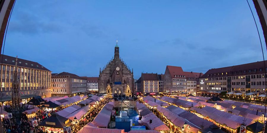 ARCHIV - Blick über den Nürnberger Christkindlesmarkt. Foto: Daniel Karmann/dpa