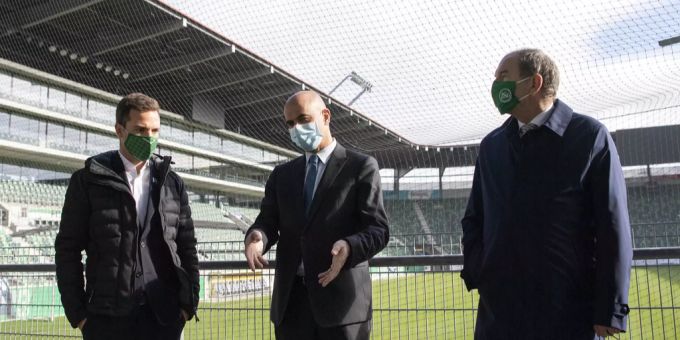 Bundesrat Alain Berset besuchte am 12. Oktober das Stadion des FC St.Gallen und lernte die Schutzkonzepte kennen. Rechts: Bruno Damann, Gesundheits-Direktor Kanton St. Gallen. FC St.Gallen