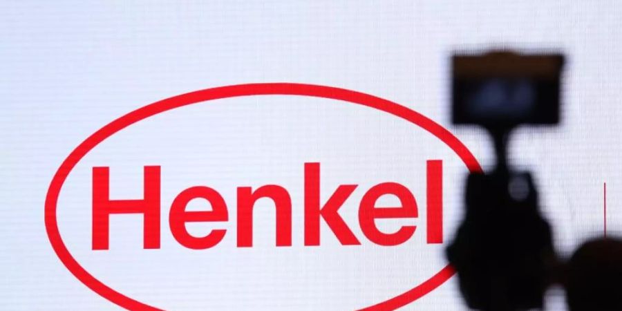 Blick auf das Logo des Konsumgüterkonzerns Henkel bei einer Hauptversammlung. Foto: picture alliance/Ina Fassbender/dpa/Archivbild