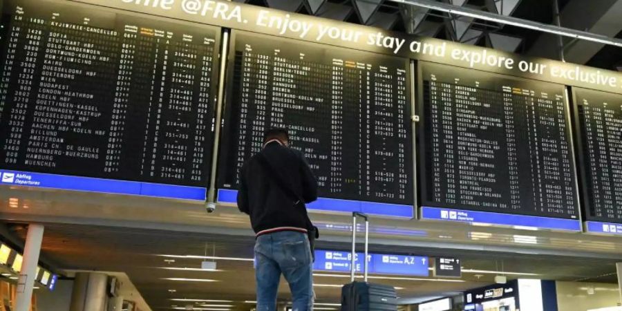 Einreisende aus einem Corona-Risikogebiet müssen sich über eine neues Online-Portal anmelden. Am Flughafen finden Kontrollen durch die Bundespolizei statt. Foto: Arne Dedert/dpa/Illustration