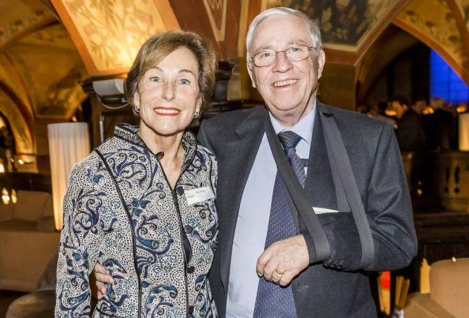 Alt-Bundesrat Christoph Blocher (SVP), rechts, mit seiner Frau Silvia Blocher an der Feier zu Ehren des neugewählten Bundesrat Guy Parmelin (SVP) im Kornhauskeller nach den Bundesratswahlen am Mittwoch, 9. Dezember 2015, in Bern. Blocher verletzt