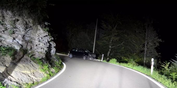 Der Fahrer verletzte sich beim Selbstunfall leicht. reute selbstunfall