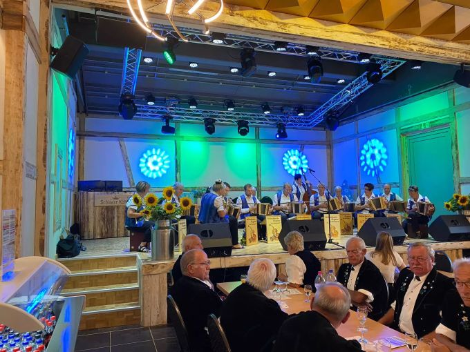 Auftritt der Glütschbach-Örgeler an der Eröffnungsfeier. Kultursaal Uetendorf