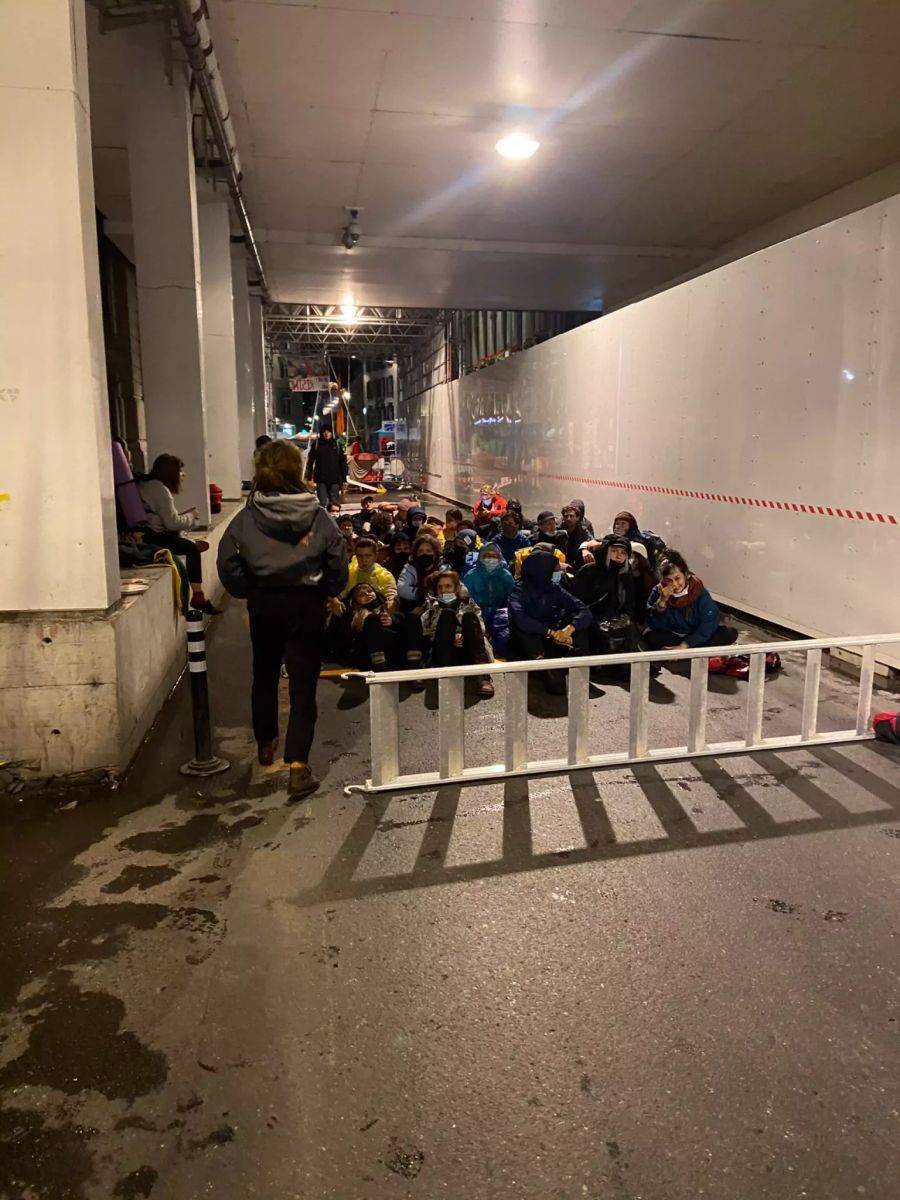 Vor dem Eintreffen der Polizei blockieren die Aktivisten die Zugänge zum Bundesplatz. Hier auf der Schauplatzgasse.