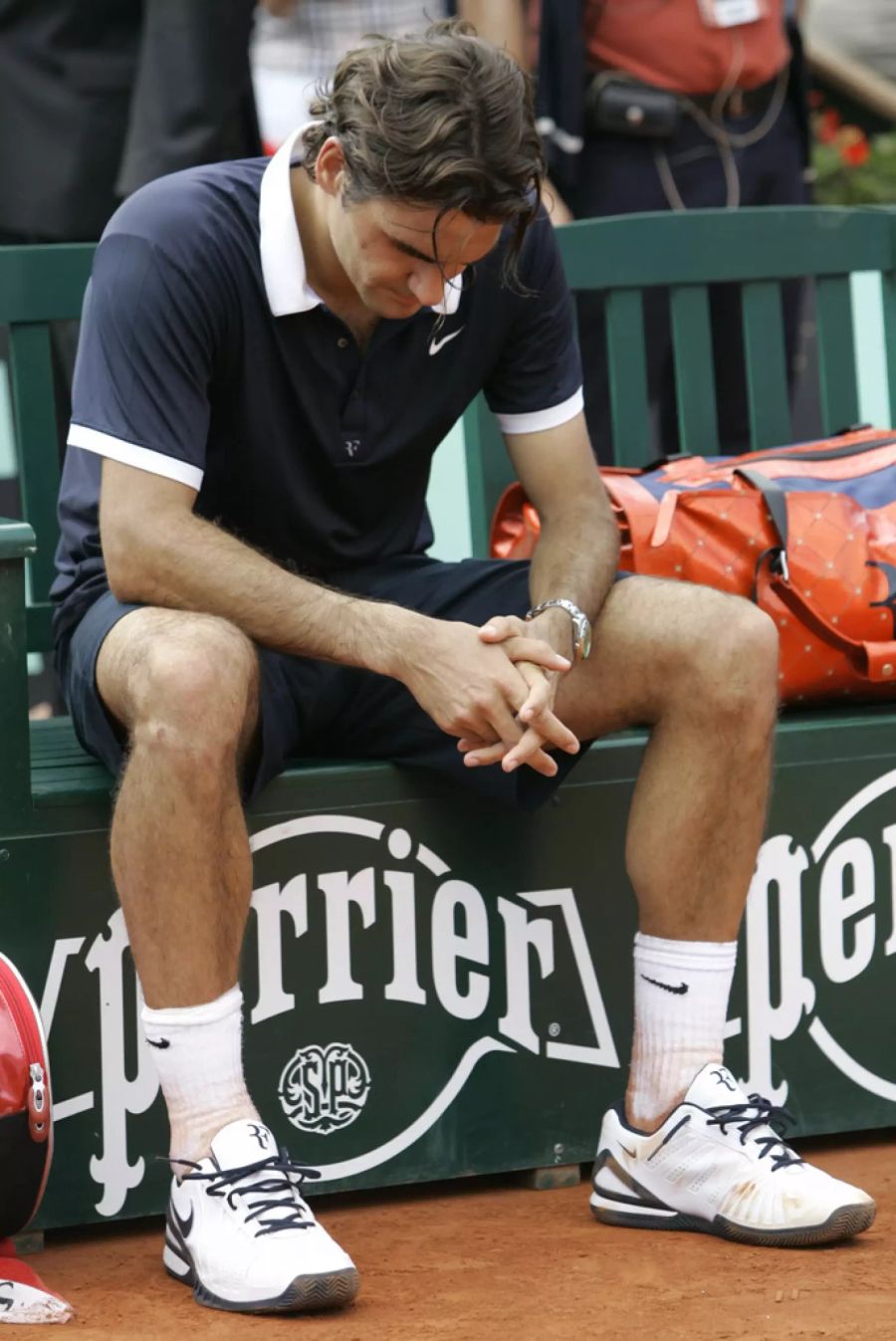 Roger Federer ist konsterniert nach der klaren Final-Niederlage bei Roland Garros 2008.