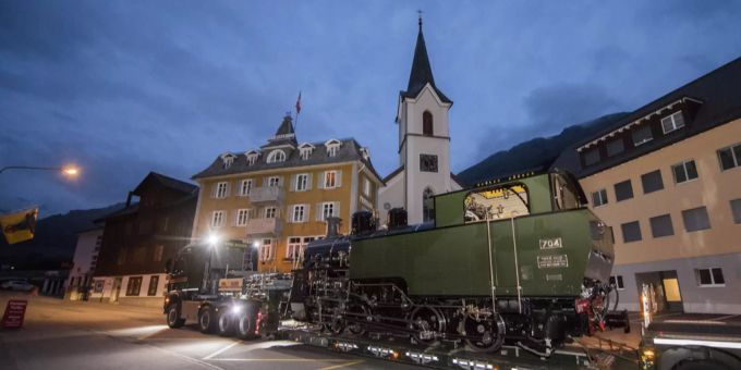 Ein Transporter mit einer Dampflok am Bahnhof von Realp UR. (Symbolbild) Realp