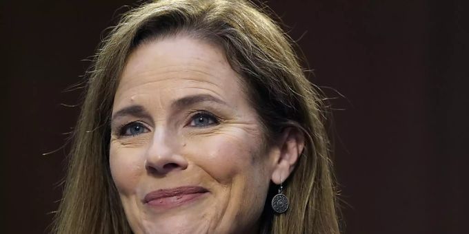 Amy Coney Barrett, Kandidatin für das Richteramt am Obersten Gericht der USA, lächelt. Senat der vereinigten staaten