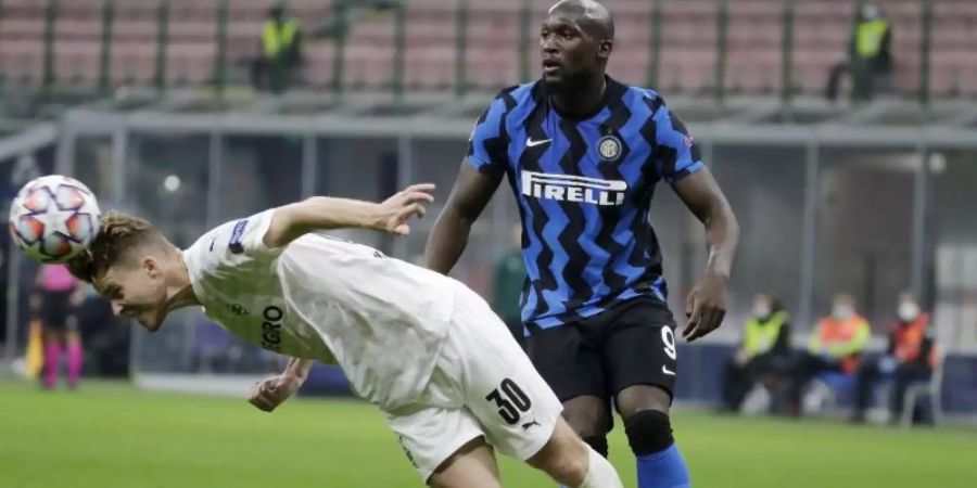 Doppeltorschütze Romelu Lukaku (r) rettete Inter Mailand einen Punkt gegen Borussia Mönchengladbach. Foto: Luca Bruno/AP/dpa