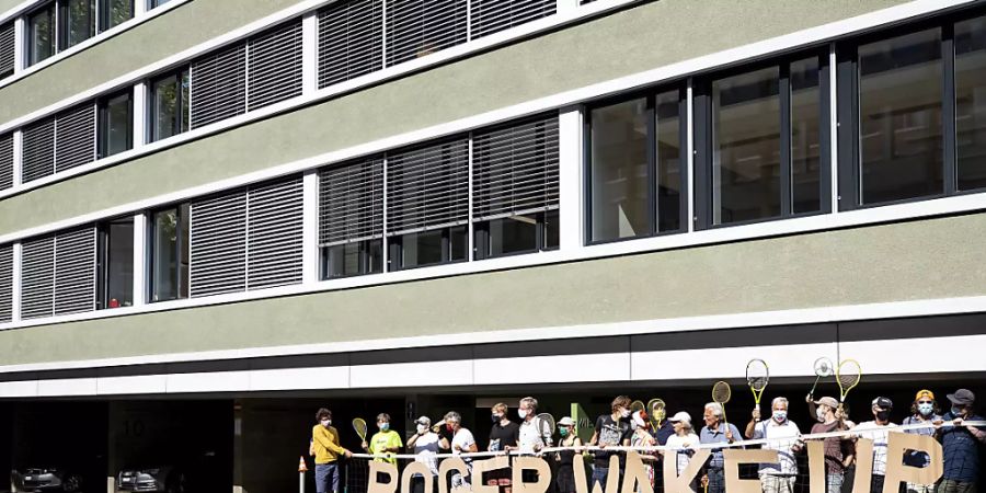 In Zürich demonstrierten Vertreterinnen und Vertreter der Koalition «Roger Wake Up Now» vor dem Sitz der Roger Federer Foundation.