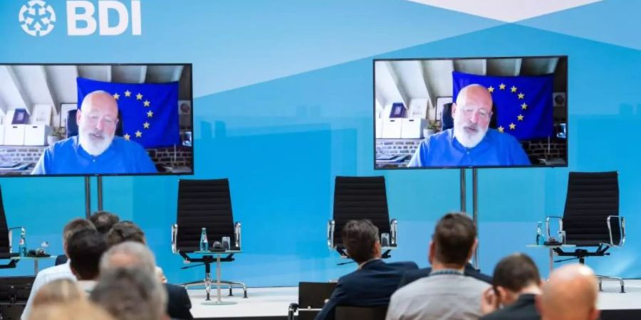 Frans Timmermans, geschäftsführender Vizepräsident und Kommissar für Klimaschutz in der EU-Kommission, ist beim Klimakongress des Bundesverbands der Deutschen Industrie (BDI) per Video zugeschaltet. Foto: Bernd von Jutrczenka/dpa