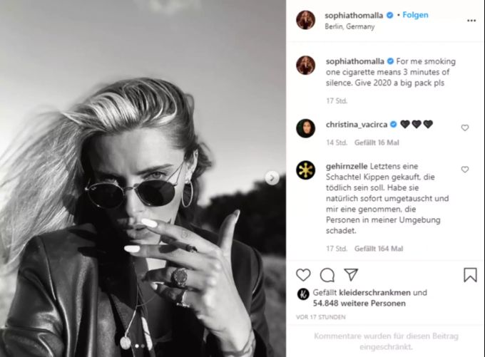 Das Bild würde sich glatt als Werbung für Tabakwaren eignen: Sophia Thomalla zieht an einer Zigaratte Sophia thomalla