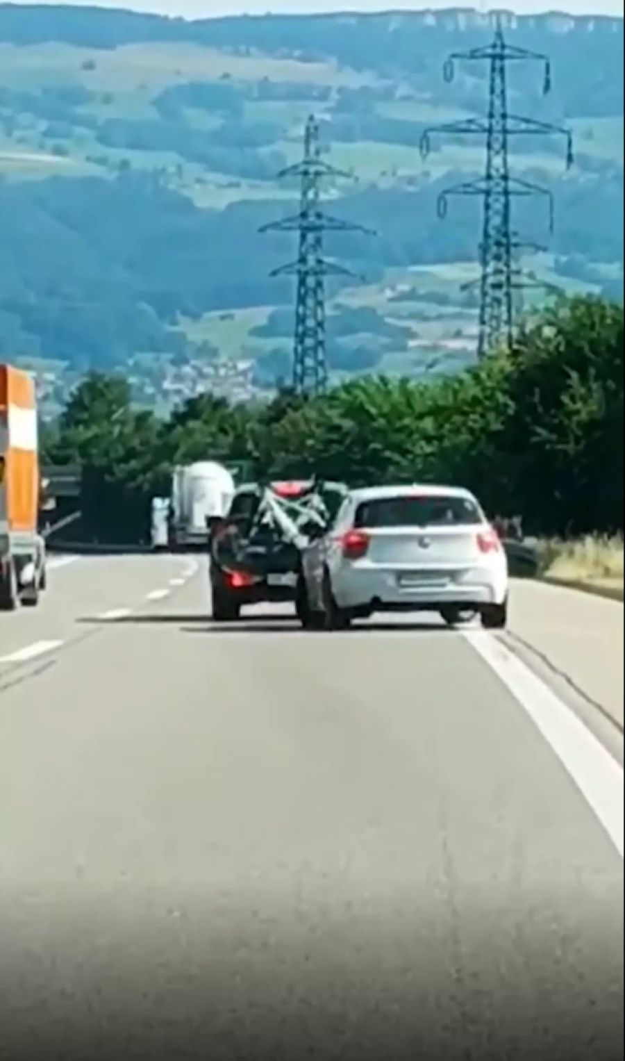 Irre Szene auf der A1: Zunächst fahren die beiden Autos einander auf.