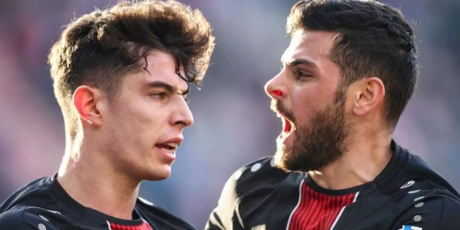 Werden Bayer Leverkusen wohl verlassen: Kai Havertz (l) und Kevin Volland. Foto: Andreas Gora/dpa