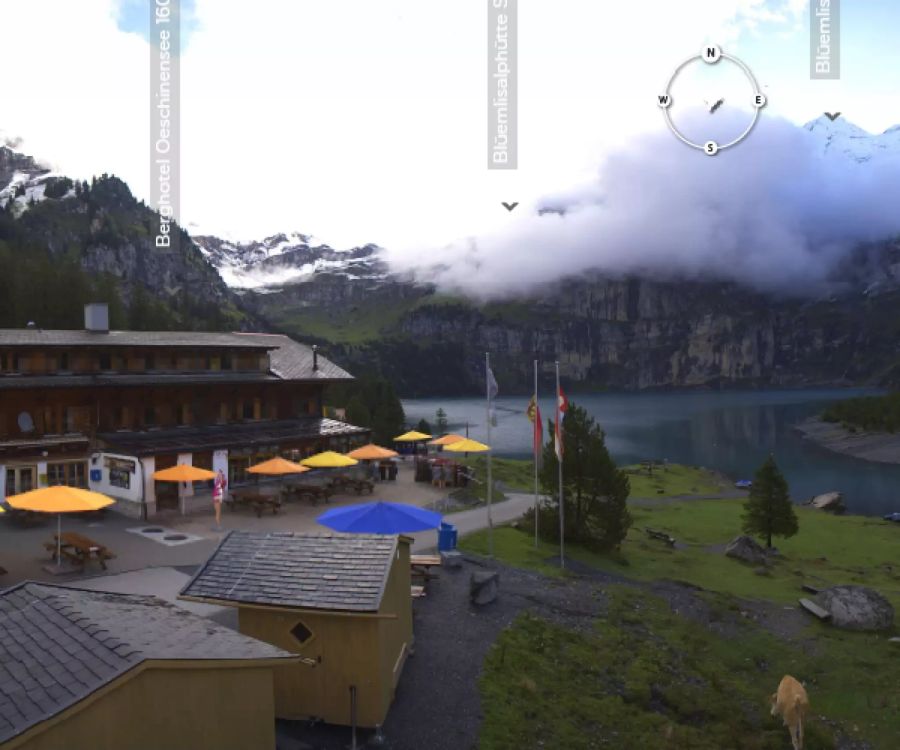 Auch vom Oeschinensee auf 1500 M. ü. M. oberhalb von Kandersteg BE sieht man auf die frisch verschneiten Berge.