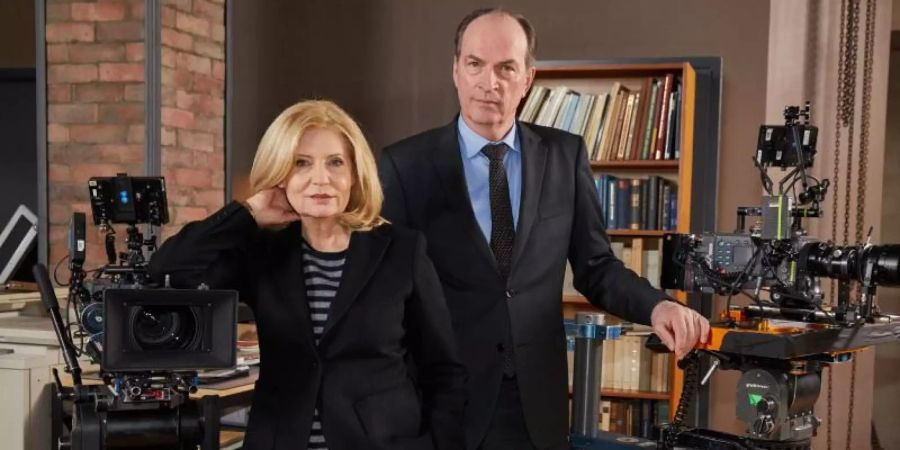- Die Schauspieler Herbert Knaup und Sabine Postel am neuen Drehort der TV-Serie «Die Kanzlei». Foto: Georg Wendt/dpa