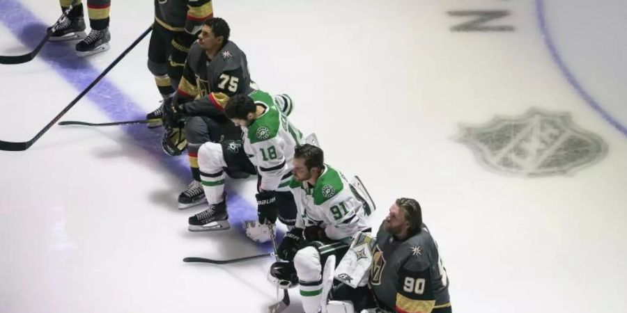 Bei der Partie zwischen den Vegas Golden Knights und den Dallas Stars kniete ein NHL-Quartett. Foto: Jason Franson/The Canadian Press/AP/dpa