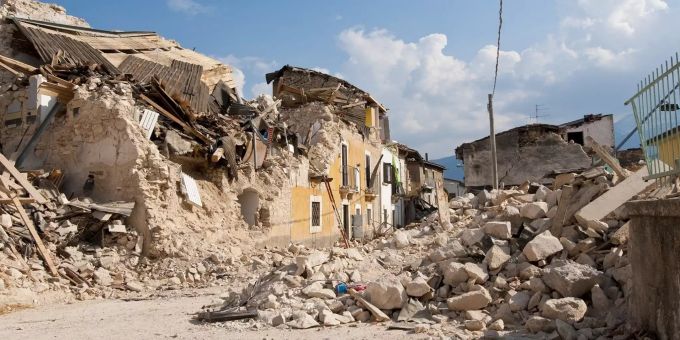 Eine durch ein Erdbeben verwüstete Stadt. Erdbeben Spenden Philippinen Zerstörung